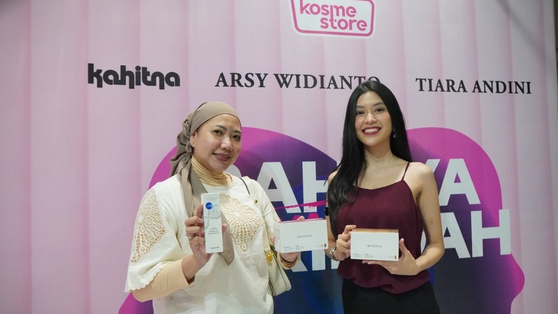 Direktur Kosme Group, Titis Indah Wahyu (kiri) saat menyampaikan rencana konser Kahitna 2022.