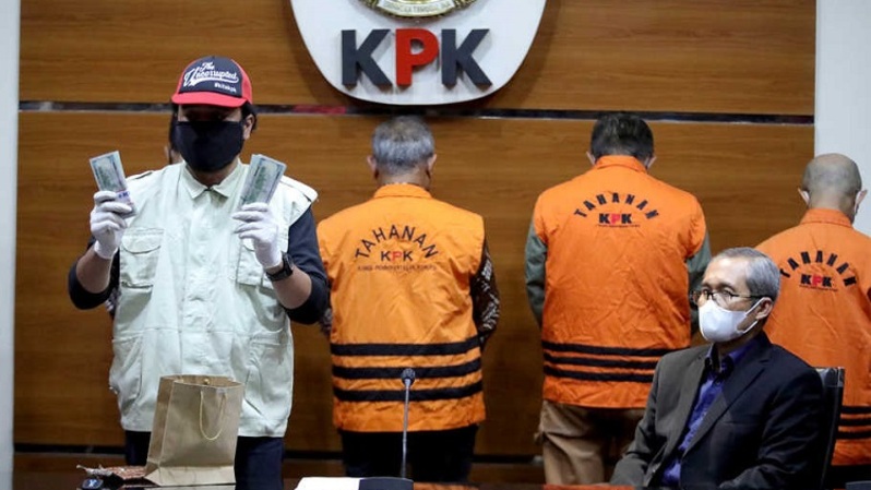 Wakil Ketua KPK Alexander Marwata (kanan) bersama penyidik, memberikan keterangan pers terkait Operasi Tangkap Tangan (OTT) di gedung KPK, Jakarta, Jumat 3 Juni 2022.  (Foto: BeritaSatuPhoto/Joanito De Saojoao)