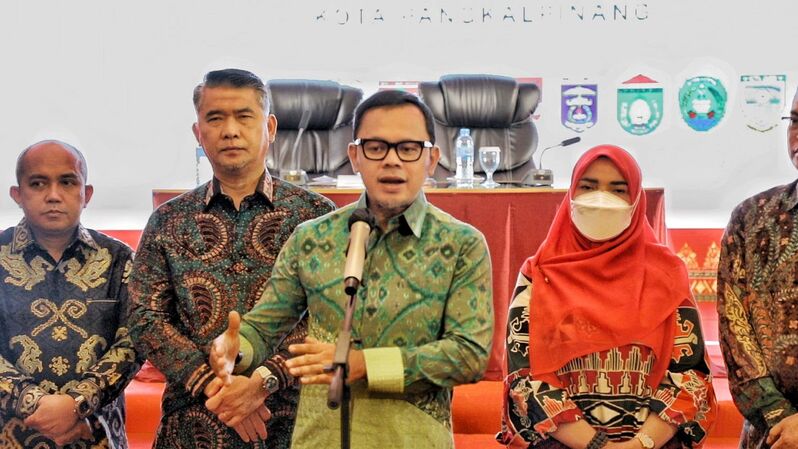 Ketua Asosiasi Pemerintah Kota Seluruh Indonesia (APEKSI) Bima Arya saat membuka acara di Pangkalpinang, Bangka Belitung, Kamis (9/6/2022)