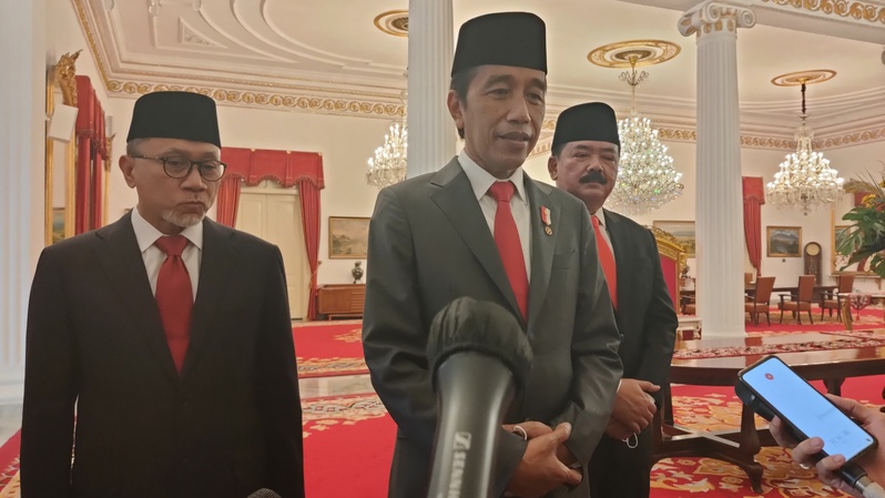 Presiden Joko Widodo (Jokowi) didampingi Menteri Perdagangan Zulkifli Hasan (kiri) dan Menteri ATR/BPN Marsekal TNI (Purn) Hadi Tjahjanto memberikan keterangan pers seusai pelantikan di Istana Negara, Komple.ks Istana Kepresidenan Jakarta, Rabu (15/6/2022).