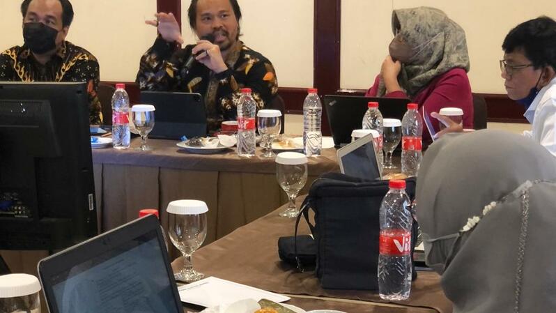 Asisten Khusus Menteri Kelautan dan Perikanan Doni Ismanto dalam Forum Group Discussion (FGD) mengupas isu-isu terkini terkait pipa dan kabel telekomunikasi bawah laut di Bandung, Jawa Barat, Kamis (16/6/2022). 
