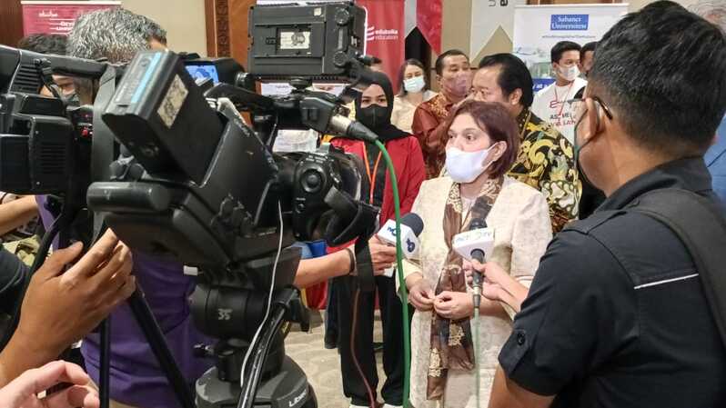 Duta Besar Turki untuk Indonesia, Yang Mulia Askin Asan (masker putih), memberikan keterangan saat hadir dalam acara pembukaan Pameran Promosi Pendidikan Universitas Turki di Jakarta Convention Center, Jakarta, 18-19 Juni 2022. 