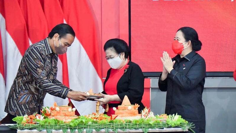 Presiden Joko Widodo (Jokowi) merayakan hari ulang tahun (HUT) ke-61, bersama Ketua Umum PDI Perjuangan yang juga Presiden ke-5 Republik Indonesia Megawati Soekarnoputri dan Ketua DPR RI Puan Maharani, di Sekolah Partai, Lenteng Agung, Jakarta Selatan, Selasa (21/6/2022).
