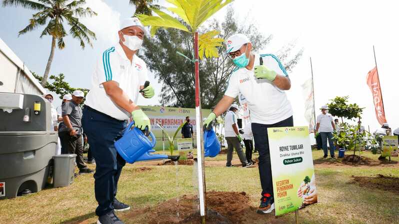 ANYER -- (ki-ka) Direktur Utama BNI Royke Tumilaar dan Kepala PPATK Ivan Yustiavandana dalam program penanaman 2.000 bibit pohon secara simbolis di Pantai Anyer Banten dalam rangka memperingati Gerakan Anti Pencucian Uang