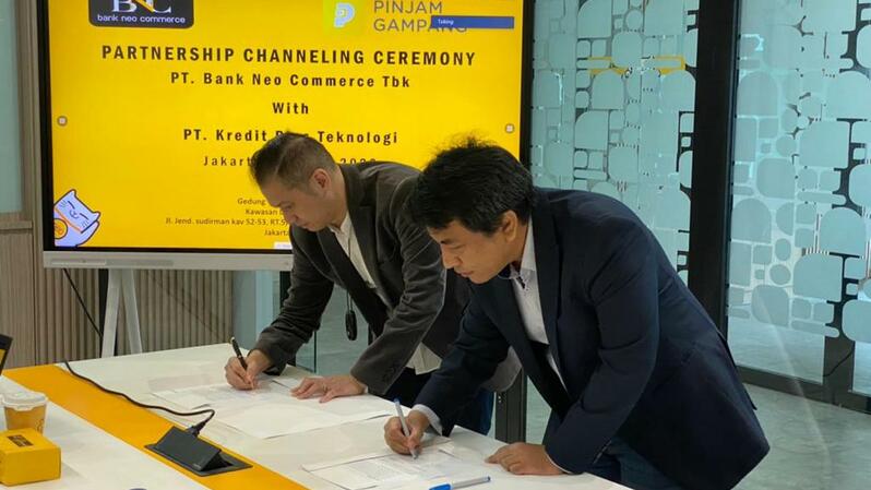 Direktur Utama Bank Neo Commerce (BNC) Tjandra Gunawan dan Direktur Pinjam Gampang Kokko Cattaka menandatangani perjanjian kerja sama penyaluran pinjaman Rp 100 miliar dari BNC kepada fintech Pinjam Gampang di Jakarta. (foto: Istimewa)