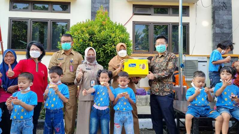 Yili Indonesia, anak usaha dari produsen produk olahan susu Yili Group, membagikan 4.950 es krim kepada anak-anak yatim yang tinggal di panti asuhan binaan Dinas Sosial DKI Jakarta.