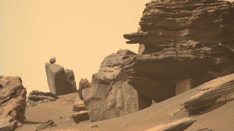 Gambar temuan batu seimbang yang tak jauh bentuk kepala ular besar yang mencuat dari tebing, diambil dari wahana antariksa NASA Perseverance di Mars baru-baru ini. (Foto: Facebook)