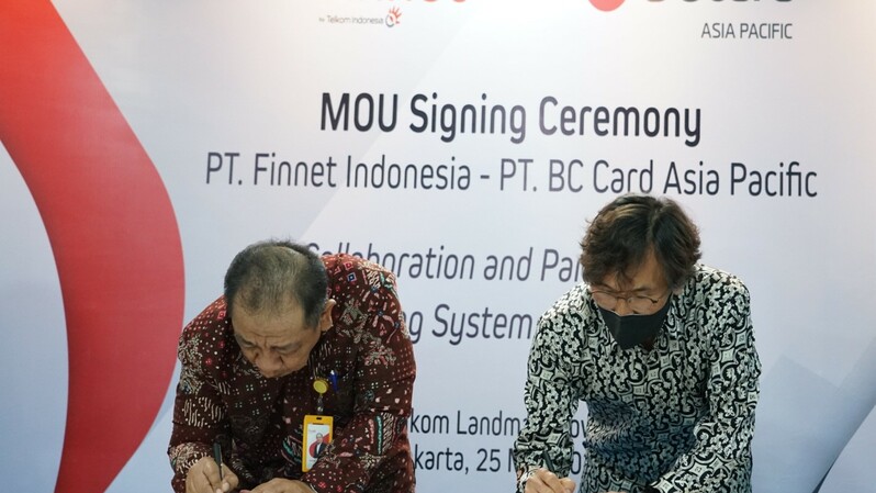 Penandatanganan MoU dilakukan oleh Direktur Operation & Innovation Finnet Aribowo (kiri) dan CEO BC Card Asia Pacific Lim Nam Hun (kanan).
