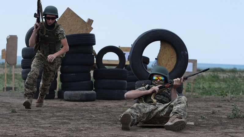 Tentara Brigade Teritorial Terpisah ke-126 Angkatan Bersenjata Ukraina mengambil bagian dalam latihan militer di wilayah Odessa pada 22 Juni 2022, di tengah serangan militer Rusia yang diluncurkan ke Ukraina. (FOTO: OLEKSANDR GIMANOV / AFP)