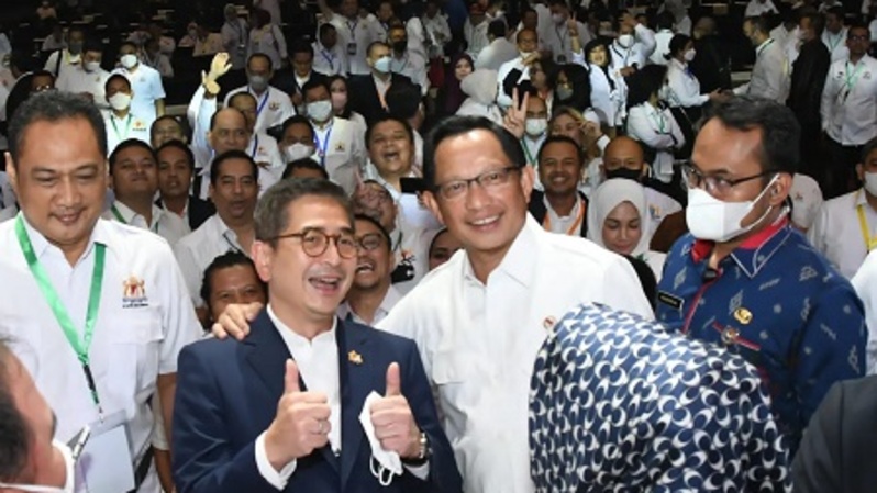 Menteri Dalam Negeri (Mendagri) Tito Karnavian bersama Arsjad Rasjid, Ketua Umum KADIN Indonesia disela acara penutupan Musyawarah Nasional Khusus (Munassus) di ICE BSD, Tangerang, Banten, Kamis (23/6/2022)..