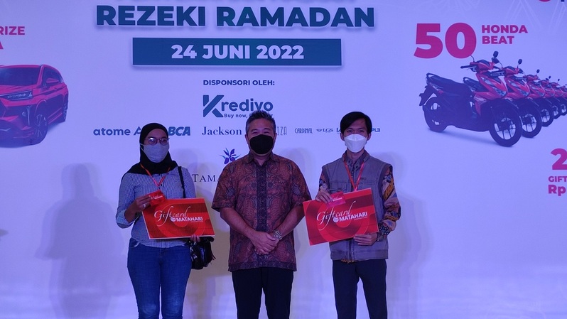 PT Matahari Department Store Tbk (LPPF) menyerahkan hadiah kepada para pemenang lucky draw kampanye Rejeki Ramadhan dari periode lebaran 2022 lalu.