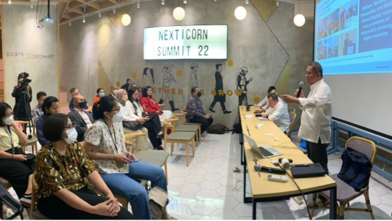  Founder & Chairman Nexticorn Foundation Rudiantara berbincang dengan rekan media di cara Media Brunch NXC International Summit 2022 by WIR Group. (IST)