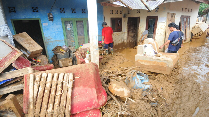 Warga korban Cibunian, Pamijahan, Kabupaten Bogor, masih melakukan pembersihan sisa banjir bandang, Jumat (24/6/2022).