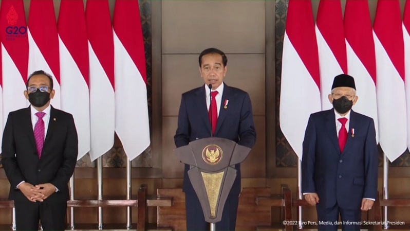 Presiden Joko Widodo (Jokowi) memberikan keterangan pers di Bandara Soekarno Hatta, Banten, sebelum bertolak ke Jerman, Ukraina, Rusia dan Uni Emirat Arab, Minggu, 26 Juni 2022. (Foto: Sekretariat Presiden)