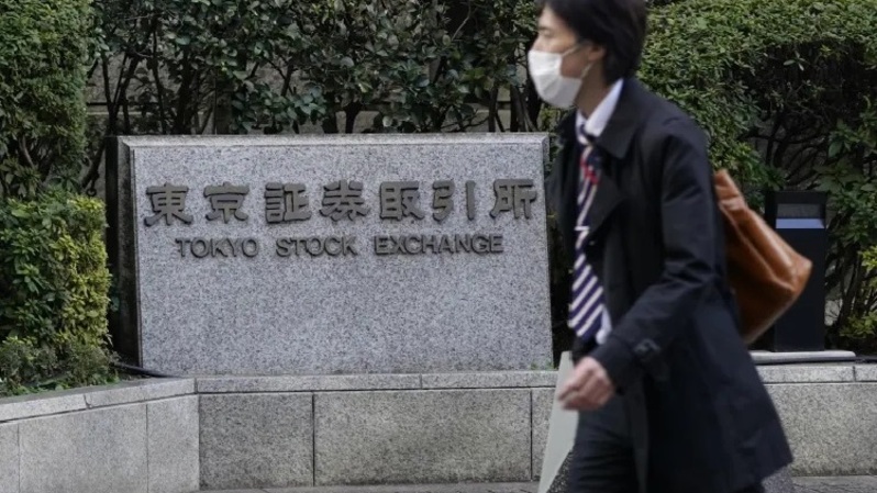 Seorang pria berjalan melewati Tokyo Stock Exchange (TSE) yang dioperasikan oleh Japan Exchange Group Inc (JPX) di Tokyo, Jepang, beberapa waktu lalu. (FOTO: Toru Hanai / Bloomberg via Getty Images)
