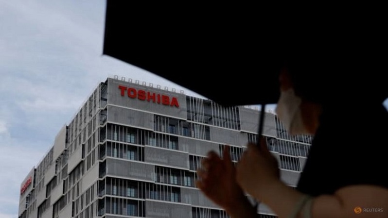 Logo Toshiba Corp. ditampilkan di atas gedung fasilitas perusahaan di Kawasaki, Jepang pada 24 Juni 2022. (FOTO: REUTERS/Issei Kato)