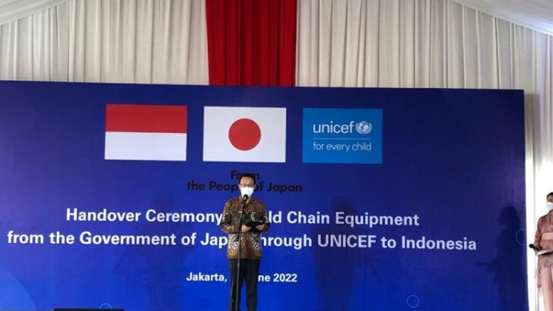 Duta Besar Jepang untuk Indonesia Kenji Kanasugi menyampaikan sambutan di Jakarta, Minggu (26/6), pada acara penyerahan bantuan 300 unit mesin pendingin vaksin kepada Kementerian Kesehatan RI untuk mendukung penyimpanan dan pemberian vaksin Covid-19 di seluruh Indonesia. (FOTO: ANTARA/HO-Kedubes Jepang di Jakarta)