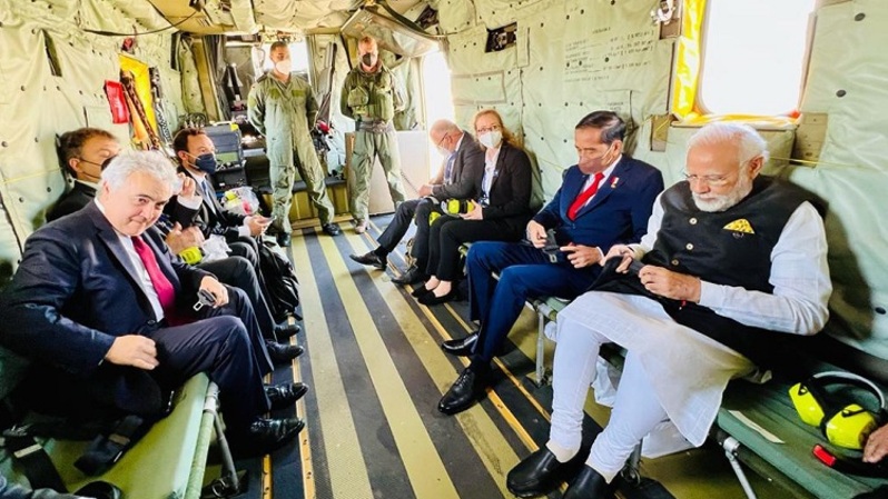 Presiden Jokowi terbang ke lokasi KTT G7 dengan menggunakan helikopter militer tipe Sikorsky CH53 selama kurang lebih 30 menit penerbangan bersama Perdana Menteri India Narendra Modi. (Foto: BPMI Setpres)