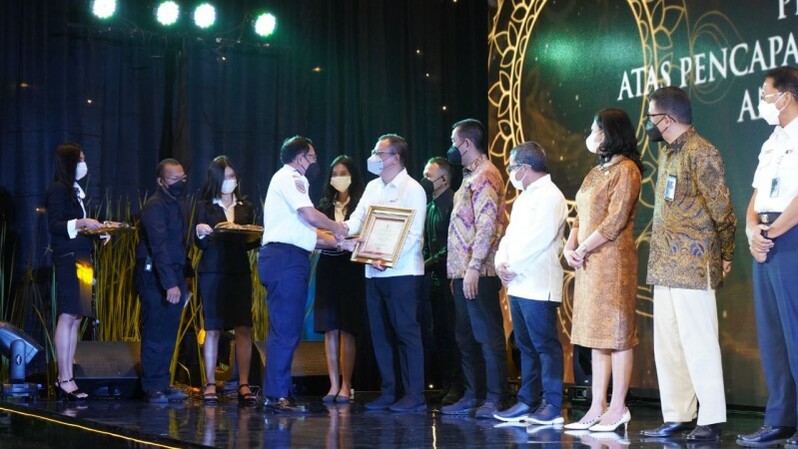 PT Angkasa Pura I menerima penghargaan dan apresiasi penyelenggaraan Angkutan Lebaran Terpadu 2022 (1443 H) dari Kementerian Perhubungan Republik Indonesia
Sumber: Istimewa