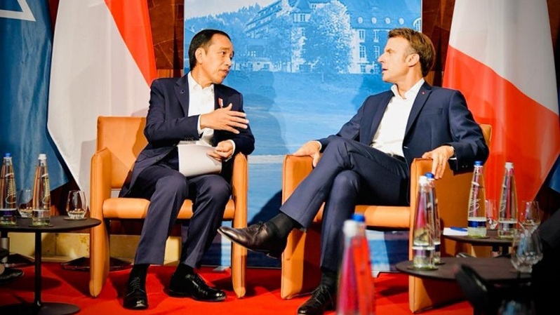 Presiden Jokowi melakukan pertemuan bilateral dengan Presiden Prancis Emmanuel Macron di sela KTT G7 di Elmau, Jerman, Senin (27/6/2022). (Foto: BPMI Setpres)