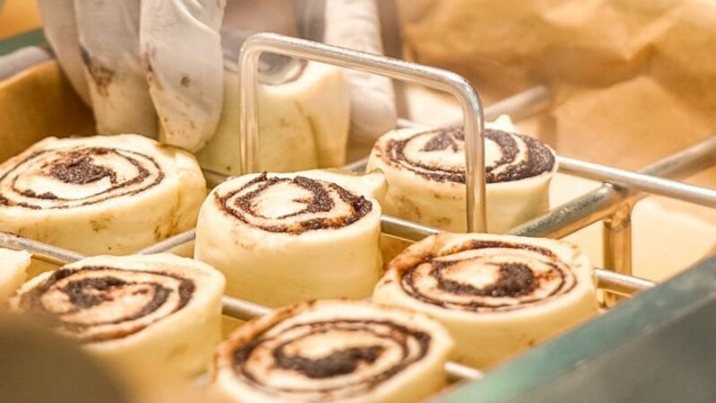 Cinnabon, toko kue dan cinnamon roll ternama di dunia, telah membuka gerai pertamanya di Grand Indonesia, Jakarta. Brand asal Amerika ini telah hadir di 50 negara dengan 1600 outlet di seluruh dunia