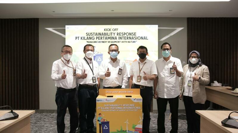 Penandatanganan Sustainability Response di lingkungan PT KPI oleh Direktur Utama Taufik Aditiyawarman 