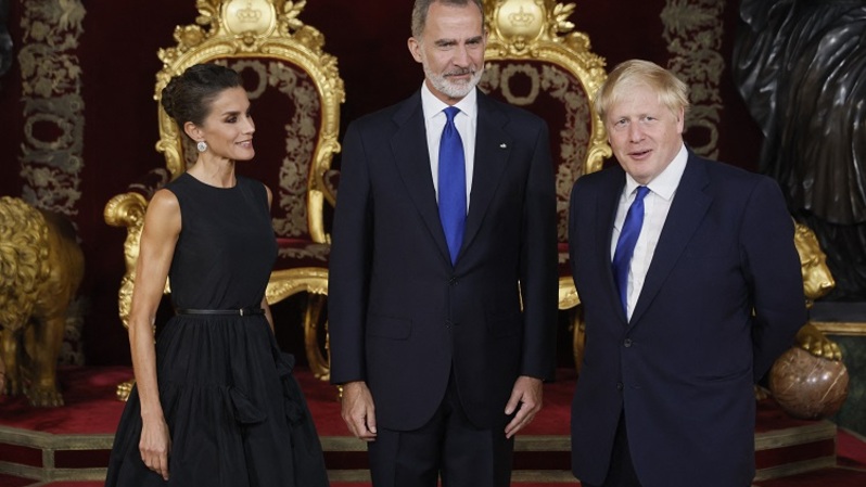 (ka-ki) Ratu Spanyol Letizia, Raja Spanyol Felipe VI dan Perdana Menteri Inggris Boris Johnson berfoto sebelum pertemuan mereka selama KTT Pakta Pertahanan Atlantik Utara (NATO) di Palacio Real, Madrid, Spanyol pada 28 Juni 2022. (FOTO: JUANJO MARTIN / POOL / AFP)