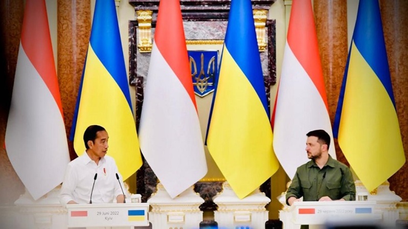 Presiden Jokowi dan Zelensky saat memberikan keterangan pers bersama seusai pertemuan. (Foto: BPMI Setpres)
