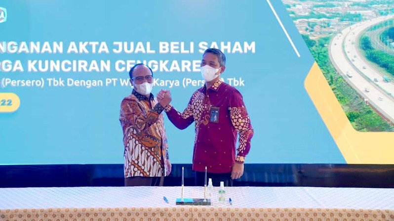 PT Jasa Marga Tbk (JSMR) menambah kepemilikannya di PT Jasamarga Kunciran Cengkareng (JKC), pengelola Jalan Tol Cengkareng-Batuceper-Kunciran, dengan memborong 2,10% saham PT Wijaya Karya Tbk (WIKA) di PT JKC. Penandatanganan akta jual beli (AJB) saham PT JKC antara Jasa Marga dan WIKA ini berlangsung di Kantor Pusat Jasa Marga, Jakarta pada Rabu (29/6/2022). (Foto: Ist)


