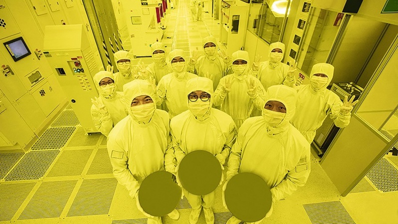 Samsung Electronics merilis foto para pemimpin Pusat Litbang Bisnis dan Semikonduktor Samsung saat berpose untuk merayakan produksi pertama chip proses 3 nanometer di fasilitas semikonduktor Hwaseong. (FOTO: HANDOUT / SAMSUNG ELECTRONICS / AFP)