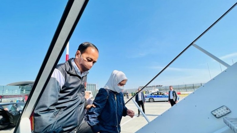 Presiden Joko Widodo bersama Ibu Negara Iriana di Bandara Internasional Rzeszow-Jasionka Polandia, Kamis, 30 Juni 2022. (FOTO: ANTARA/HO-Biro Pers Sekretariat Presiden/Laily Rachev/rst)