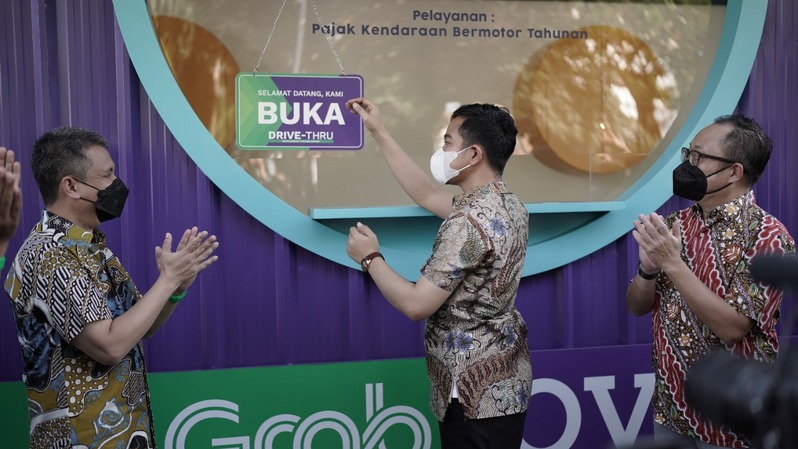 Wali Kota Surakarta Gibran Rakabuming Raka (tengah) meresmikan drive-thru ETP di Kota Solo, Jawa Tengah. (IST)