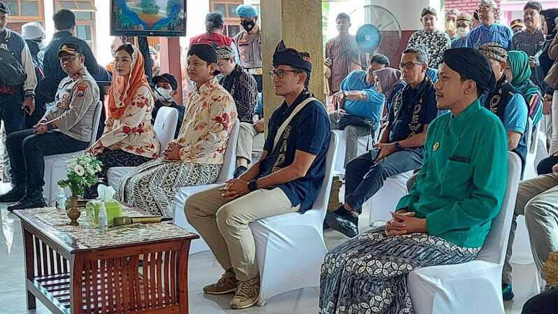 Menteri Sandiaga Uno saat berkunjung ke Desa Pandean, Kecamatan Dongko, Kabupaten Trenggalek, Jawa Timur.