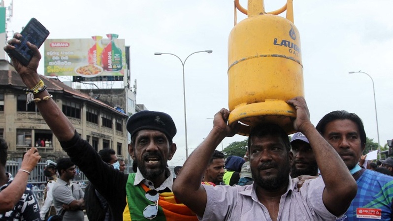 Aktivis oposisi utama Sri Lanka ambil bagian dalam demonstrasi mengecam kekurangan gas untuk memasak, minyak tanah, dan beberapa komoditas lainnya. Negara itu menghadapi krisis ekonomi besar di Kolombo pada 30 Juni 2022. (FOTO: AFP)