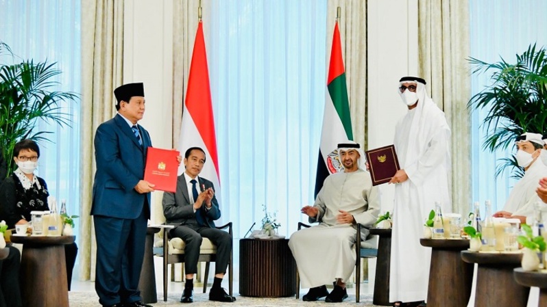 Presiden Joko Widodo (Jokowi) dan Presiden Uni Emirat Arab (UEA) Sheikh Mohamed bin Zayed bin Sultan Al Nahyan menyaksikan pertukaran dokumen Indonesia-United Arab Emirates Comprehensive Economic Partnership Agreement (IUAE-CEPA) yang telah disepakati kedua negara di Istana Al Shatie, Abu Dhabi, Jumat (1/7/2022). (Foto: BPMI Setpres)