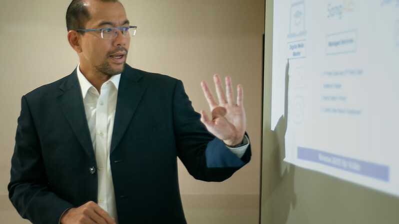 CEO BTEL Group Harya Hidayat memaparkan tranformasi bisnis digital perseroan