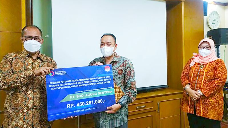 Kementerian Perindustrian (Kemenperin)  berikan insentif potongan harga mesin,  sekaligus menjadi bagian dari implementasi peta jalan Making Indonesia 4.0 yang menjadikan sektor TPT sebagai salah satu prioritas.