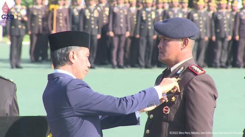 Presiden Joko Widodo saat menganugerahkan Bintang Bhayangkara Nararya kepada Kombes Polisi  Mokhamad Alfian Hidayat yang kini menjabat   Dansat Brimob Polda Sulteng.