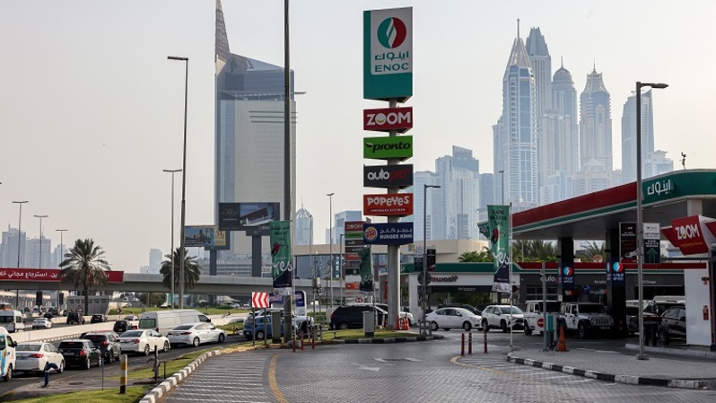 Kendaraan antre untuk mengisi bahan bakar di sebuah pompa bensin Dubai, Uni Emirat Arab pada 30 Juni 2022. (FOTO: Giuseppe CACACE / AFP)