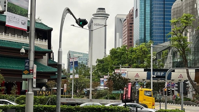 Salah satu jalan utama Singapura, Orchard Road, mulai ramai dengan aktivitas warga pasca pandemi pada Rabu (6/7). (FOTO: Investor Daily)