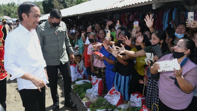 Presiden Joko Widodo (Jokowi) mengawali kunjungan kerjanya di Provinsi Sumatera Utara dengan mengunjungi Pasar Alasa di Kabupaten Nias Utara, Rabu (6/7/2022)
Sumber: Istimewa
