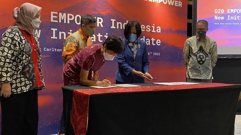 Chair G20 EMPOWER Indonesia Yessie D. Yosetya (kedua dari kiri) melakukan MoU dengan Microsoft. (Foto: Dok.PR)
