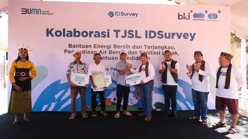 Sebanyak tiga anggota holding BUMN jasa survey, IDSurvey, menyalurkan bantuan TSJL ke Desa Papagarang, NTT, yang masuk kriteria 3T.  (ist)