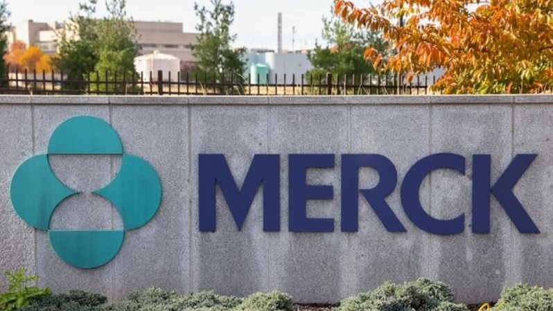 Logo perusahaan terlihat di kantor pusat Merck & Co. di Kenilworth, New Jersey, AS, beberapa waktu lalu. (FOTO: REUTERS/Andrew Kelly)