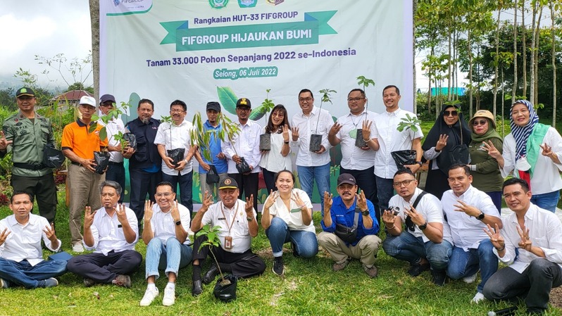 FIFGROUP melalui program Hijaukan Bumi menanam 1.000 pohon di Desa Sembalun Lawang, Sembalun, Kabupaten Lombok Timur, Provinsi Nusa Tenggara Barat, Rabu (6/7/2022). (ist) 