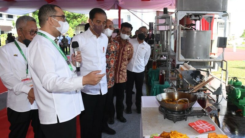 Presiden Joko Widodo (Jokowi) meninjau proses penelitian minyak makan merah di Pusat Penelitian Kelapa Sawit (PPKS), Kampung Baru, Kota Medan, pada Kamis (7/7/2022)
Sumber: Istimewa