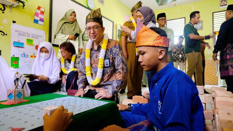 Dirjen Guru dan Tenaga Kependidikan Kemendikbudristek Iwan Syahril (tengah) saat berkunjung ke SMPN 3 Tapung, Kampar, Riau dalam rangkaian kegiatan Tanoto Facilitators Gathering (TFG) 2022. ( Foto: Istimewa )