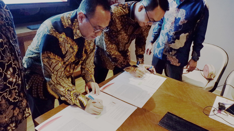 Direktur Komersial PT Jalin Pembayaran Nusantara Aries Barkah (kiri), Pemimpin Divisi Digital Banking bank bjb  Arfianto Ramadhian (kanan). (Foto: Ist)