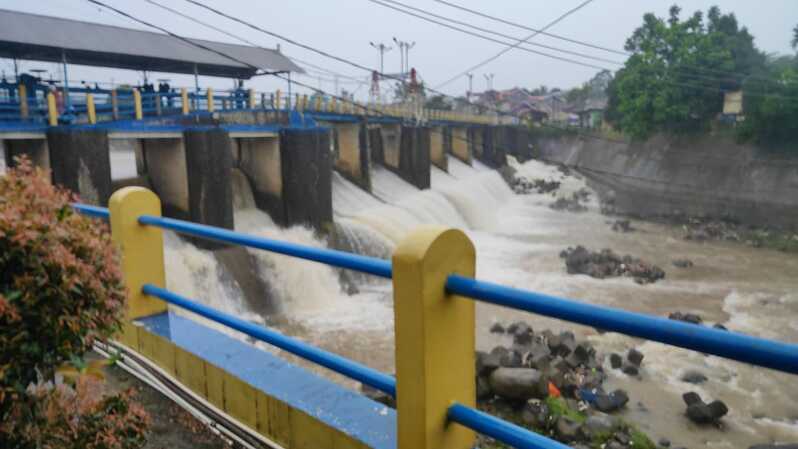 Aliran Sungai Ciliwung di Bendung Katulampa dalam keadaan normal, Sabtu (16/7/2022) 