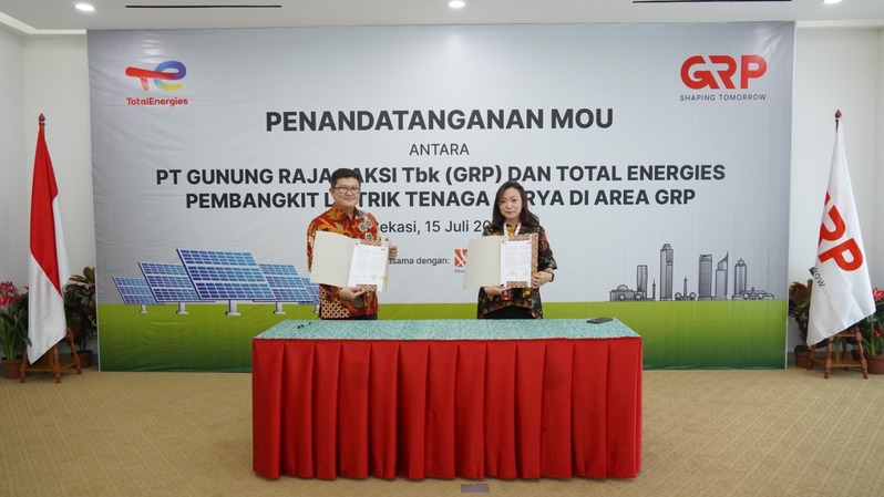 PT Gunung Raja Paksi Tbk (GRP/GGRP) meneken nota kesepahaman (MoU) dengan Total Energies (TTE) pembangkit listrik tenaga surya atap (PLTS atap), 15 Juli 2022. (ist)

